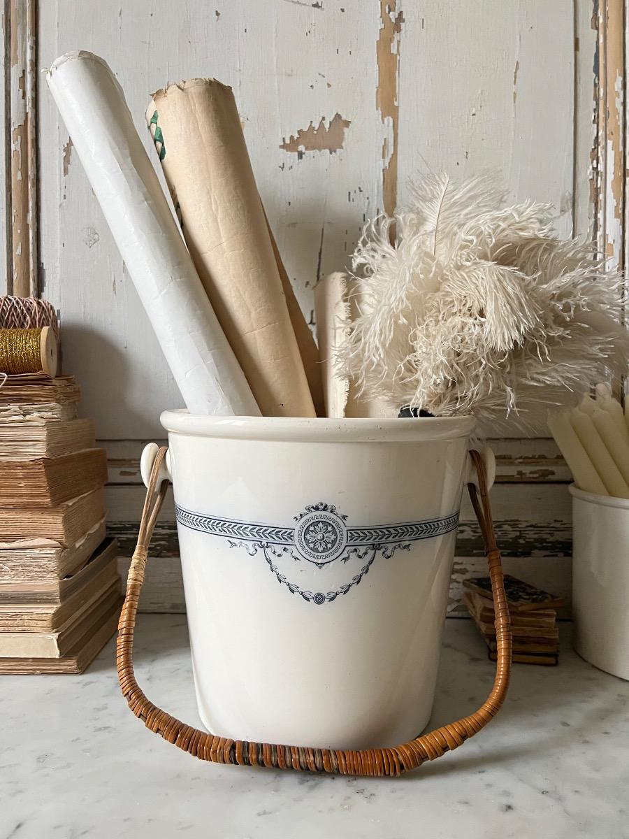 Seau faïence et rotin 1900