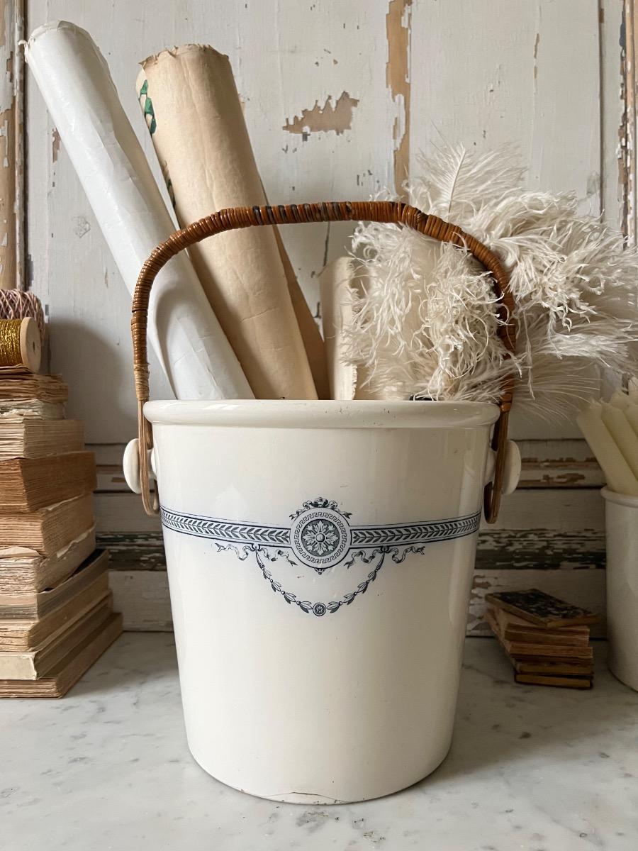Seau faïence et rotin 1900