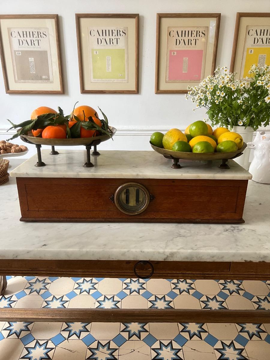 Balance noyer, marbre, cuivre 1880