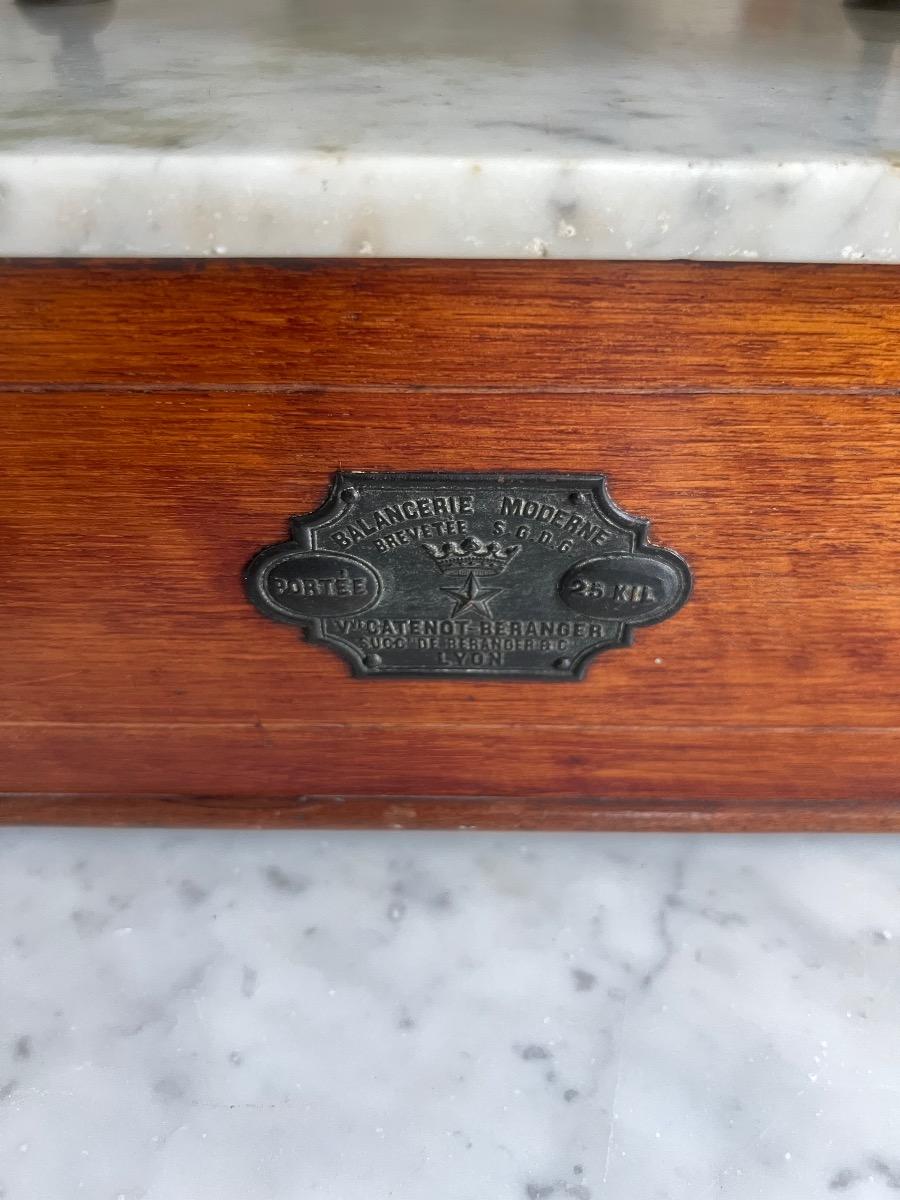 Balance noyer, marbre, cuivre 1880