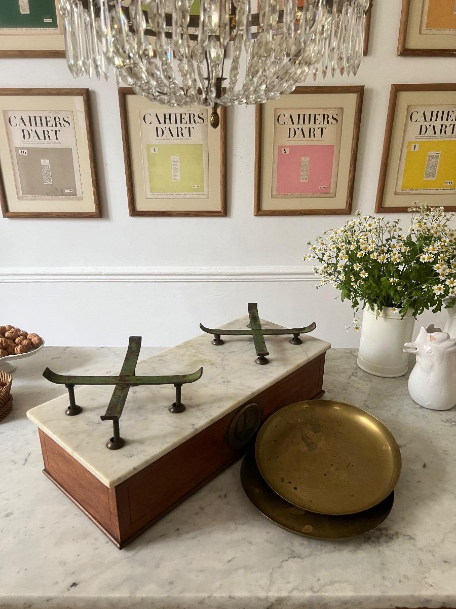 Balance noyer, marbre, cuivre 1880