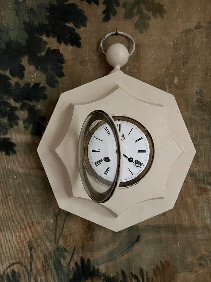 Horloge XIXème tôle peinte et bronze