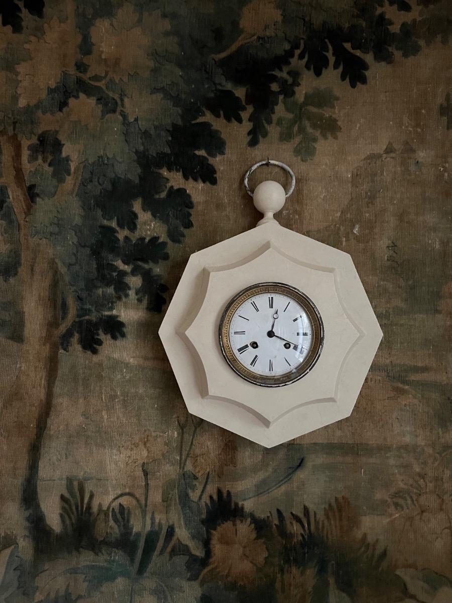 Horloge XIXème tôle peinte et bronze