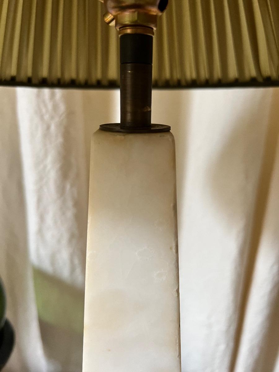 Lampe néoclassique obélisque marbre 1940