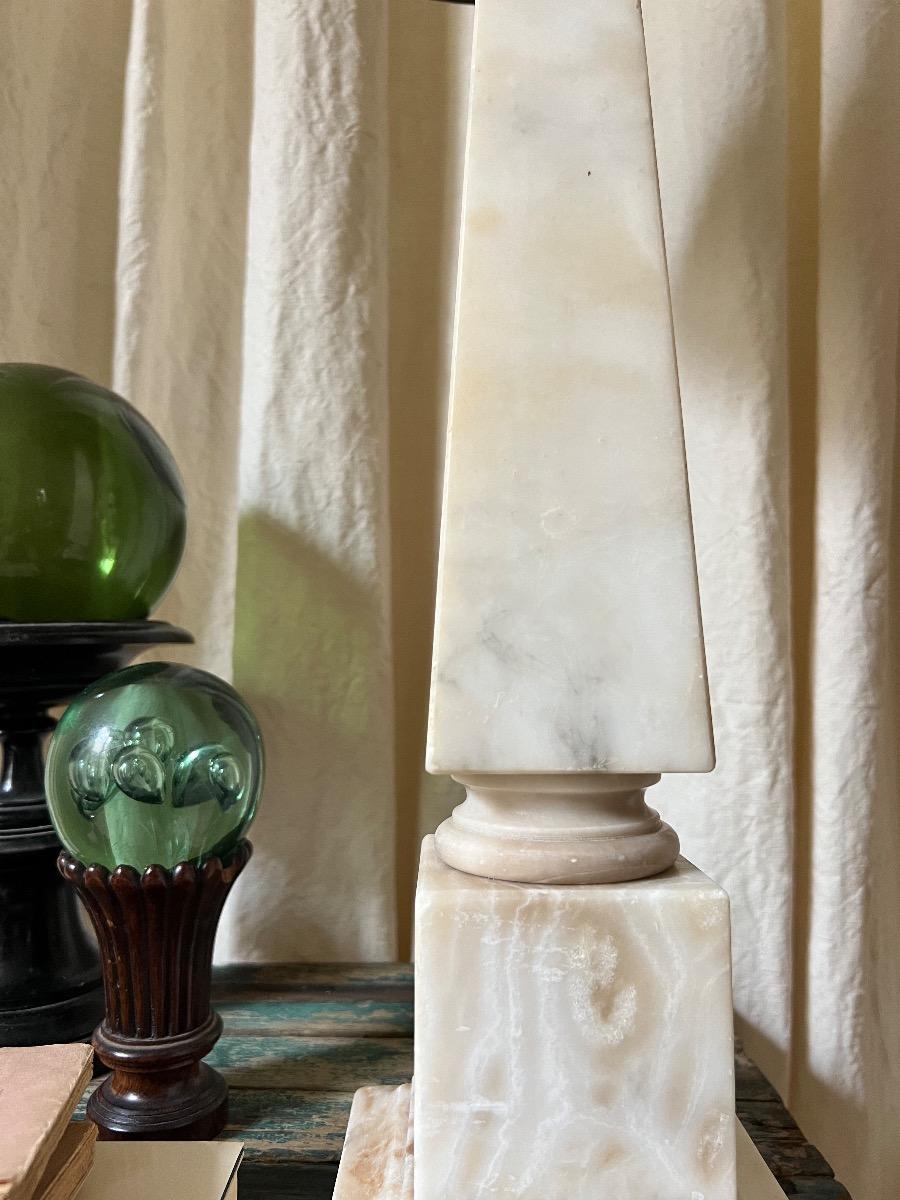 Lampe néoclassique obélisque marbre 1940