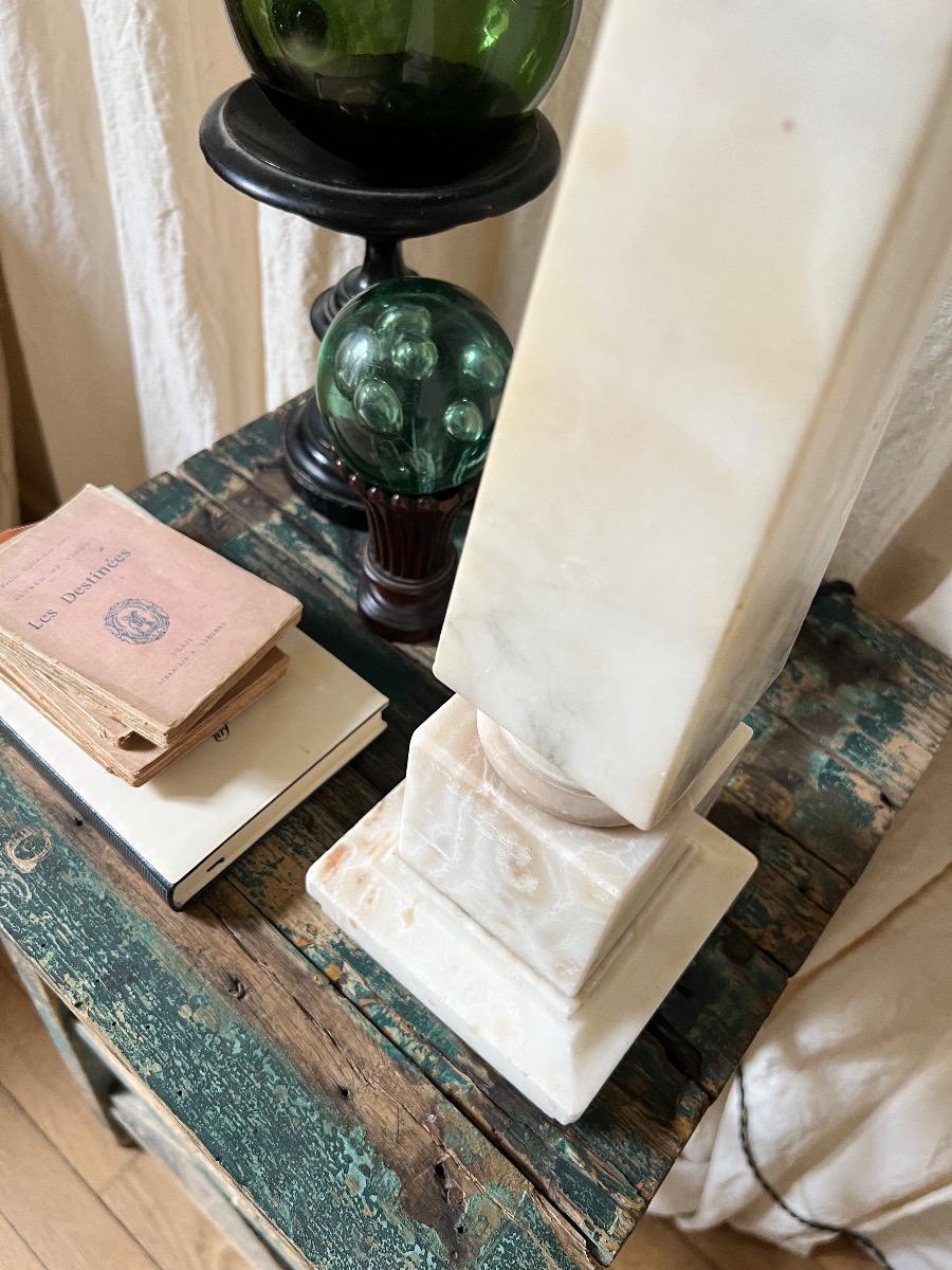 Lampe néoclassique obélisque marbre 1940