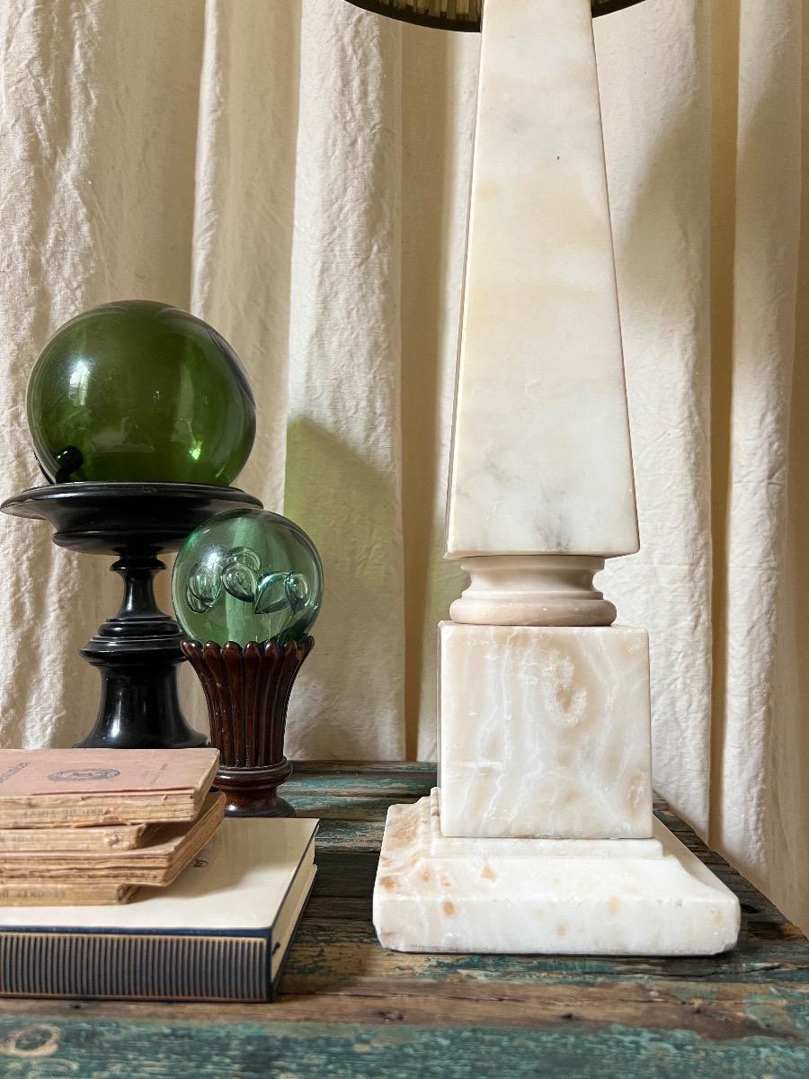 Lampe néoclassique obélisque marbre 1940