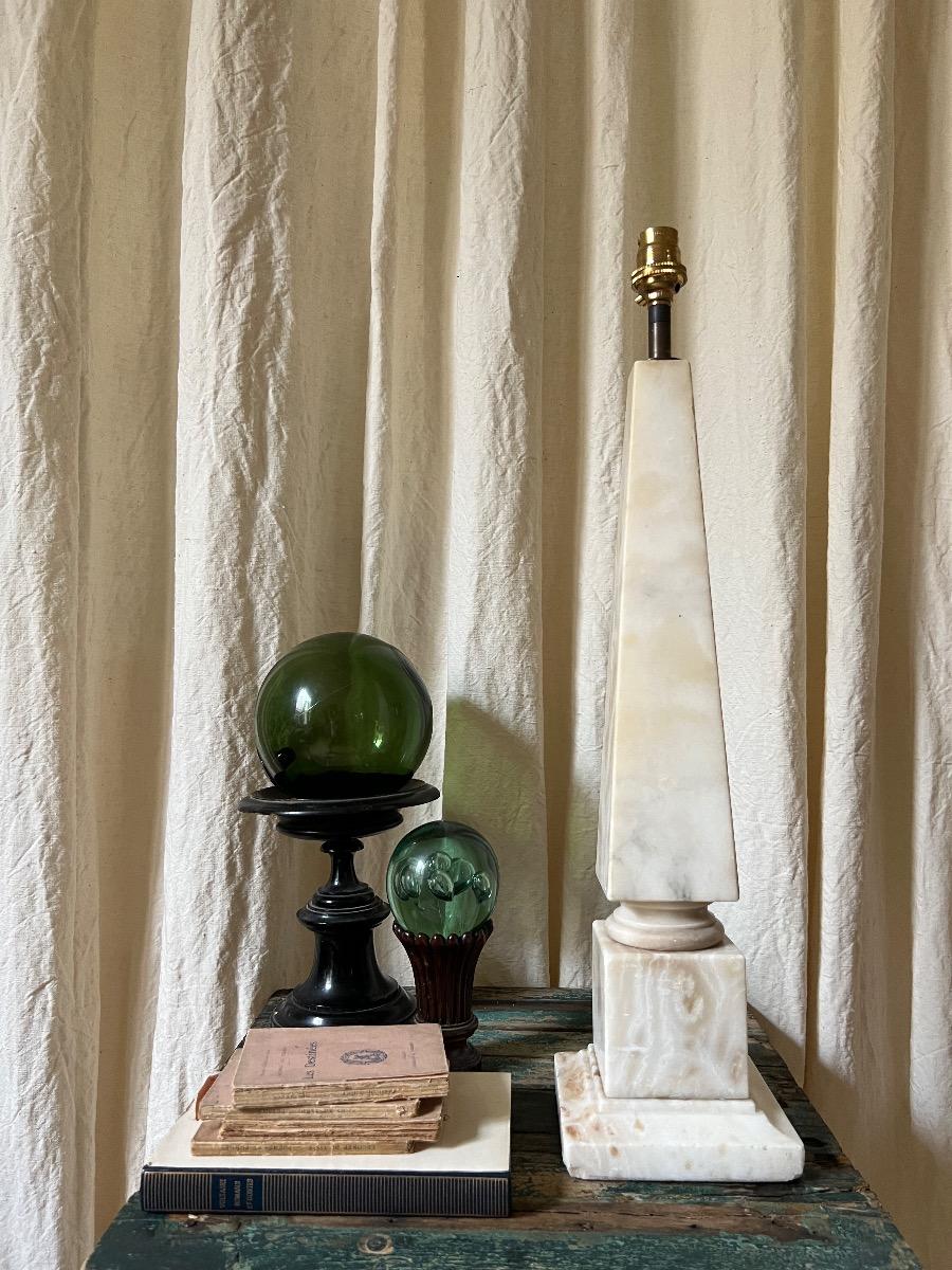 Lampe néoclassique obélisque marbre 1940