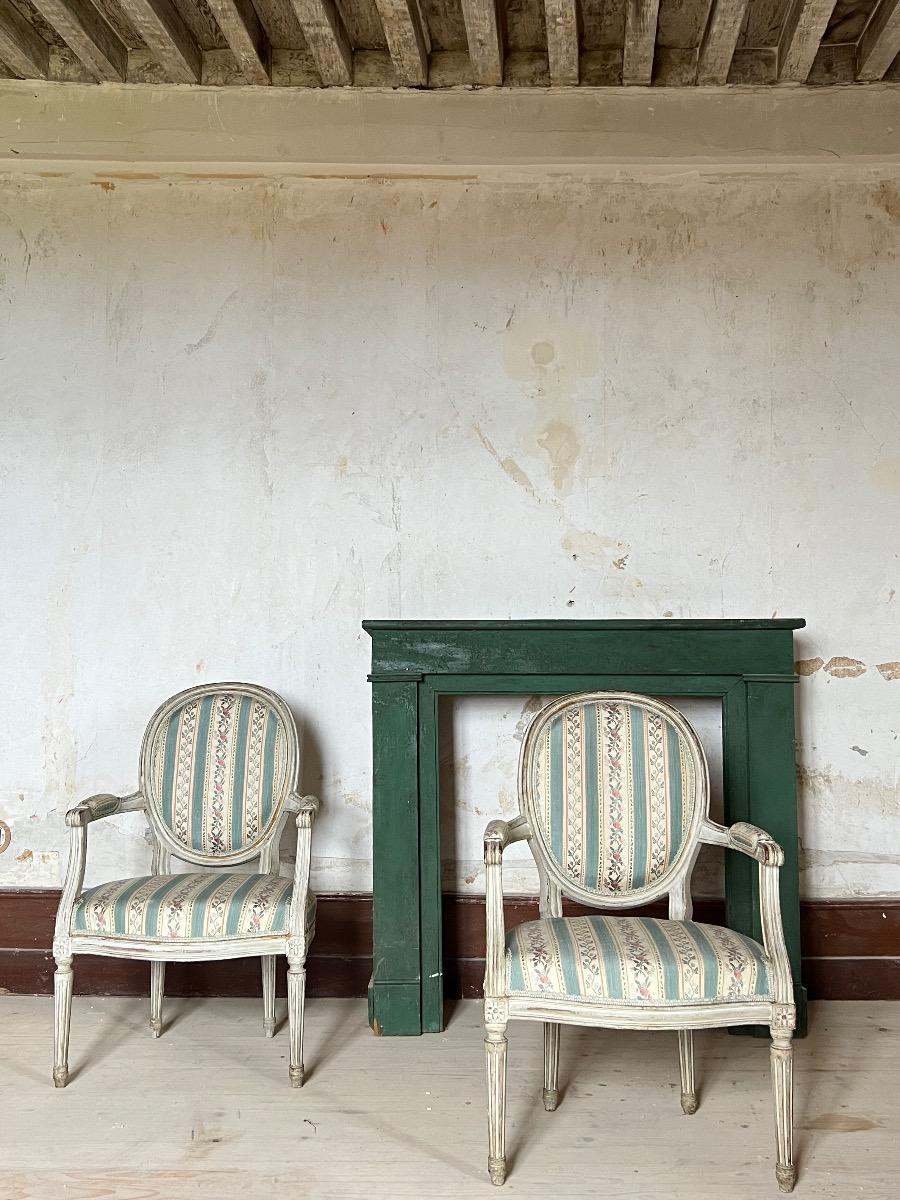 Paire de fauteuils de style LXVI