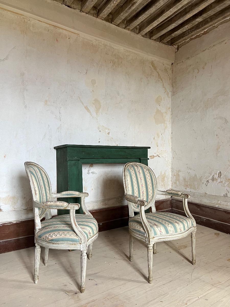 Paire de fauteuils de style LXVI