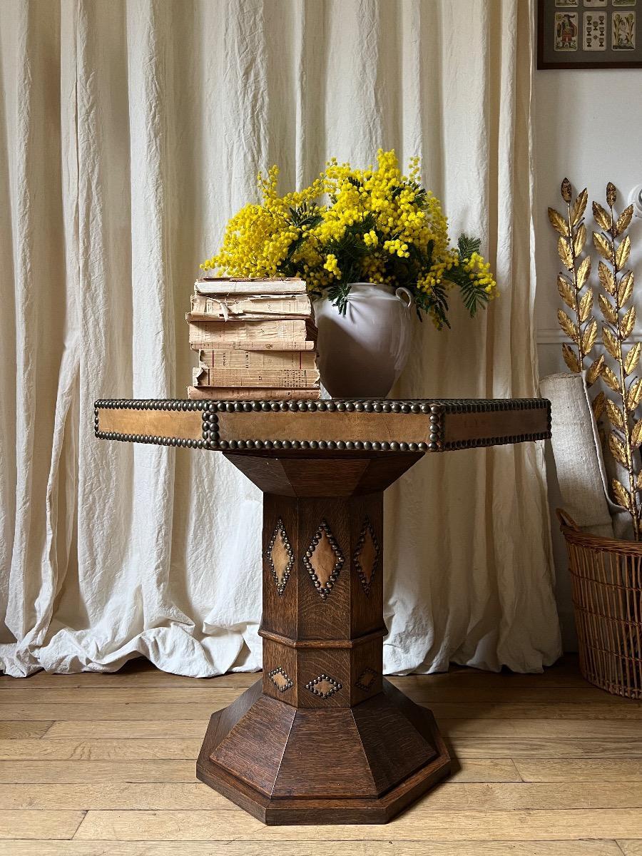 Guéridon octogonal cuir et chêne 1940