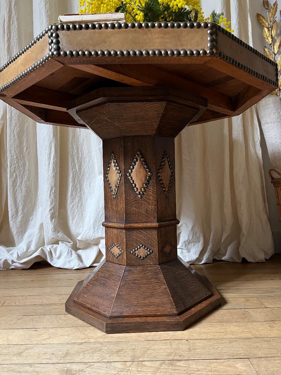 Guéridon octogonal cuir et chêne 1940