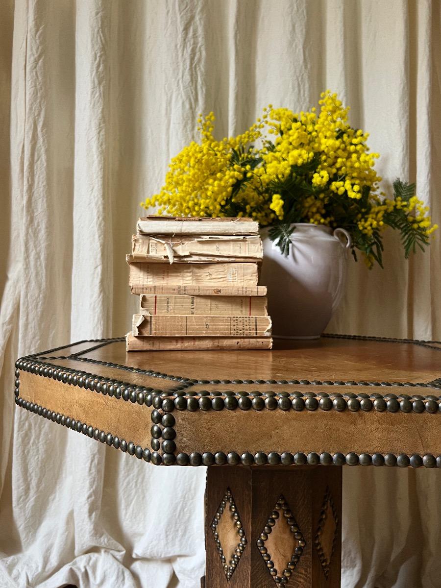 Guéridon octogonal cuir et chêne 1940