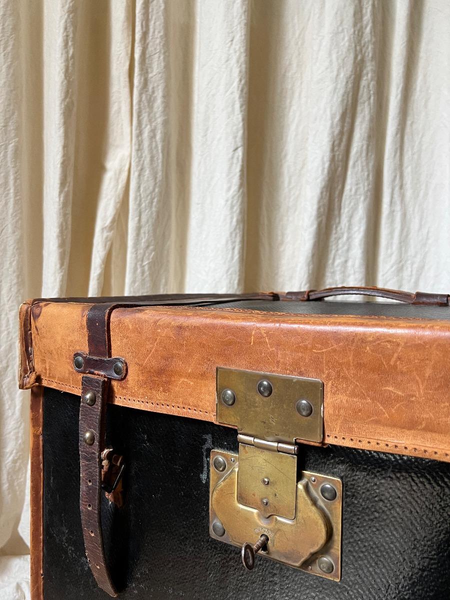 Malle chiffrée XIXème toile enduite, cuir, laiton