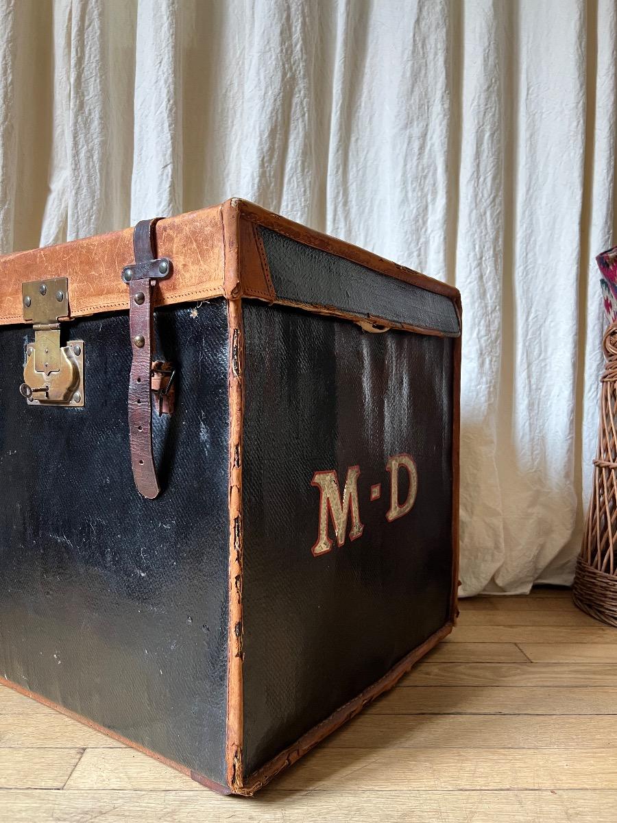Malle chiffrée XIXème toile enduite, cuir, laiton