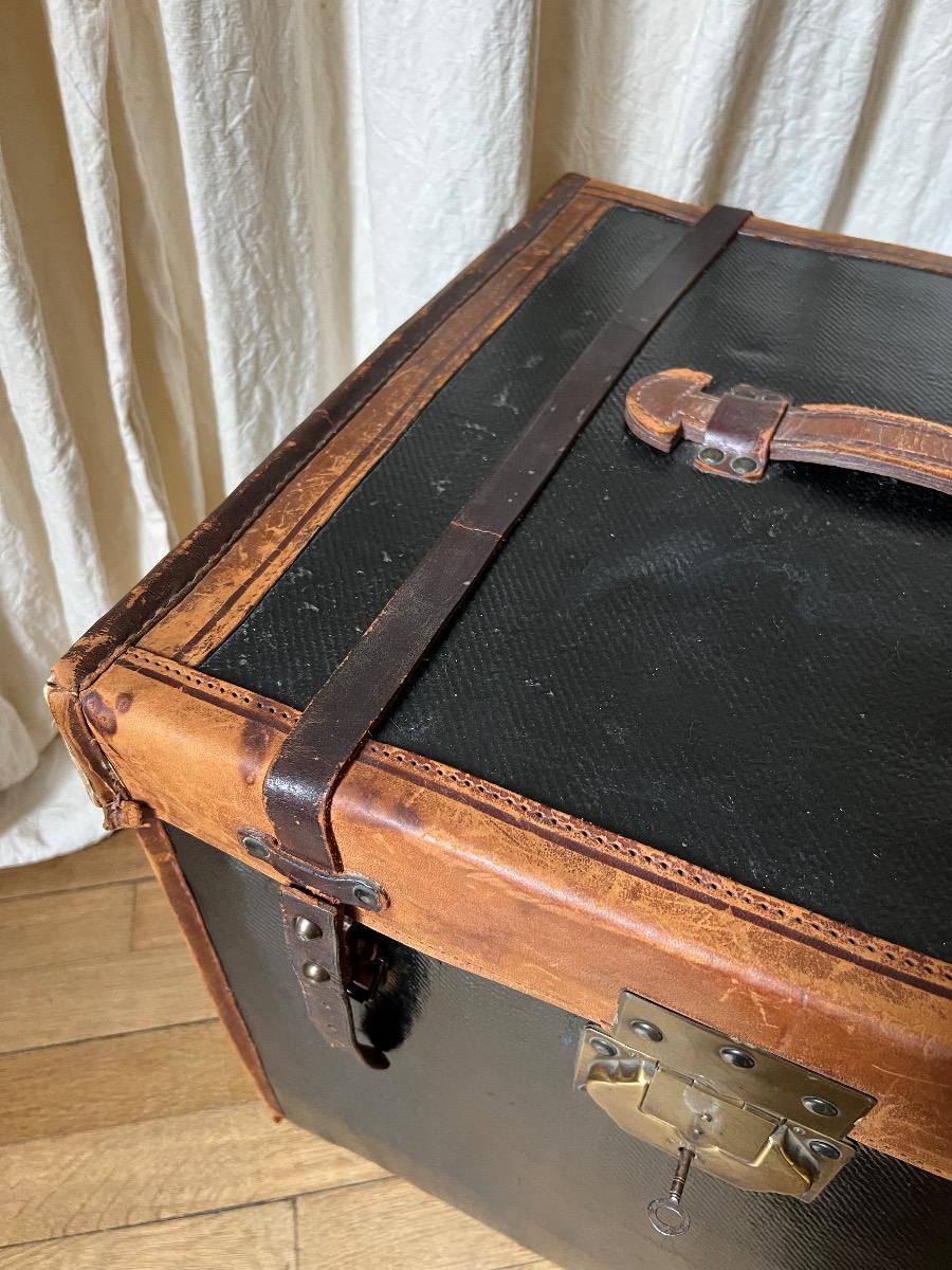 Malle chiffrée XIXème toile enduite, cuir, laiton