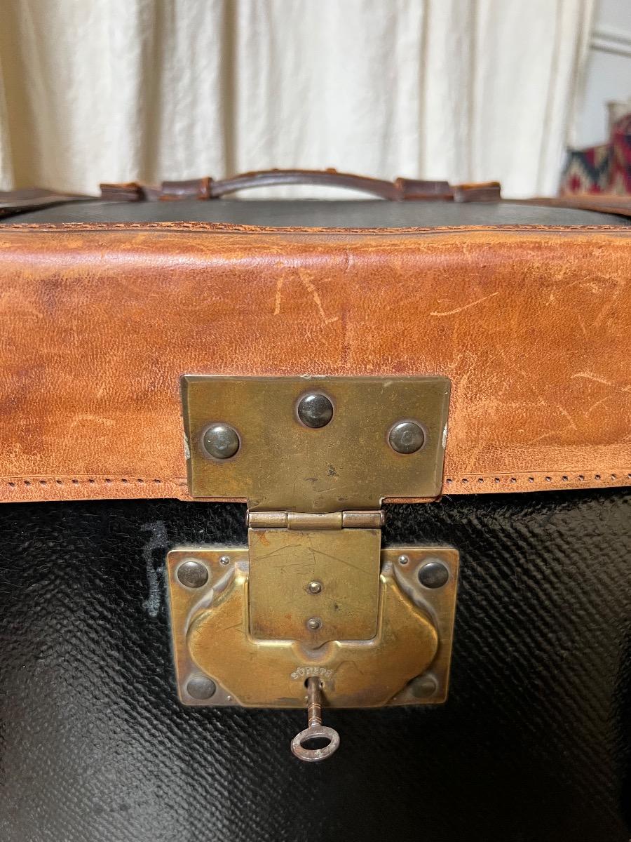 Malle chiffrée XIXème toile enduite, cuir, laiton