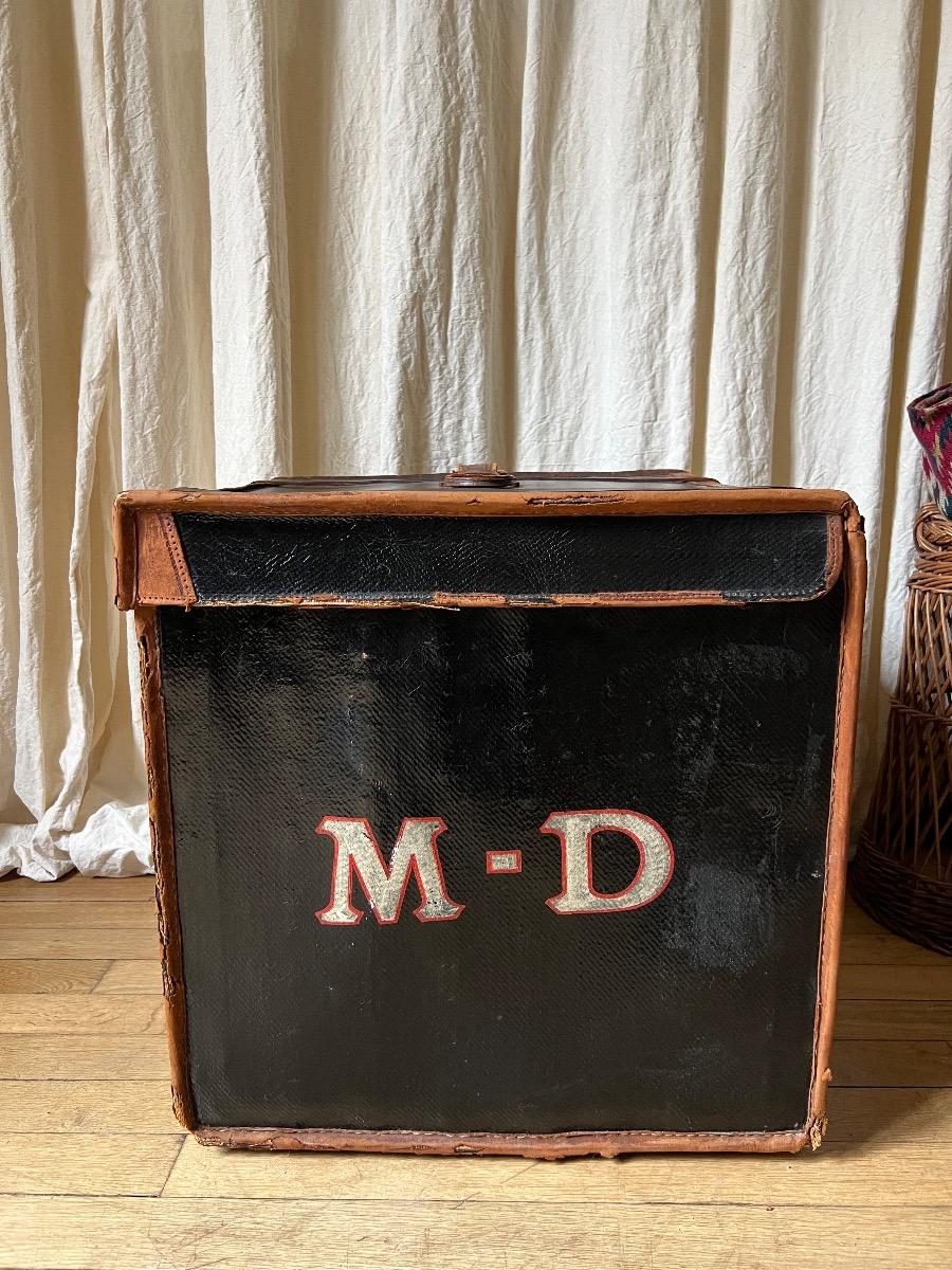 Malle chiffrée XIXème toile enduite, cuir, laiton