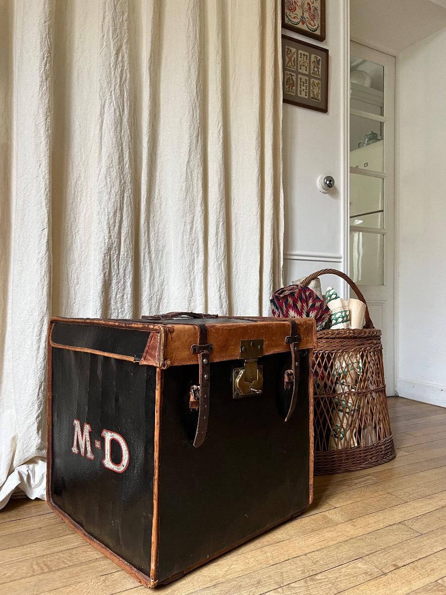 Malle chiffrée XIXème toile enduite, cuir, laiton