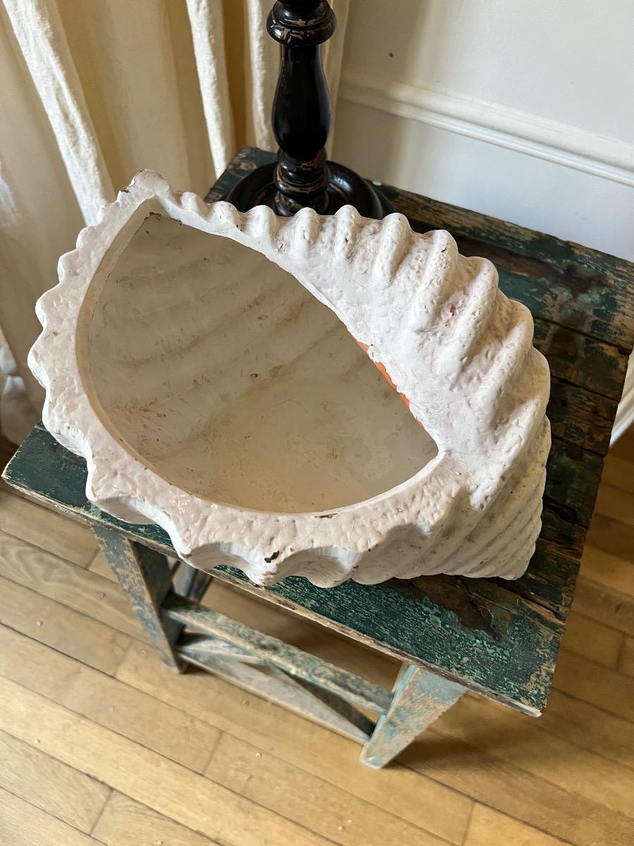 Cache-pot coquillage terre cuite peinte 1960