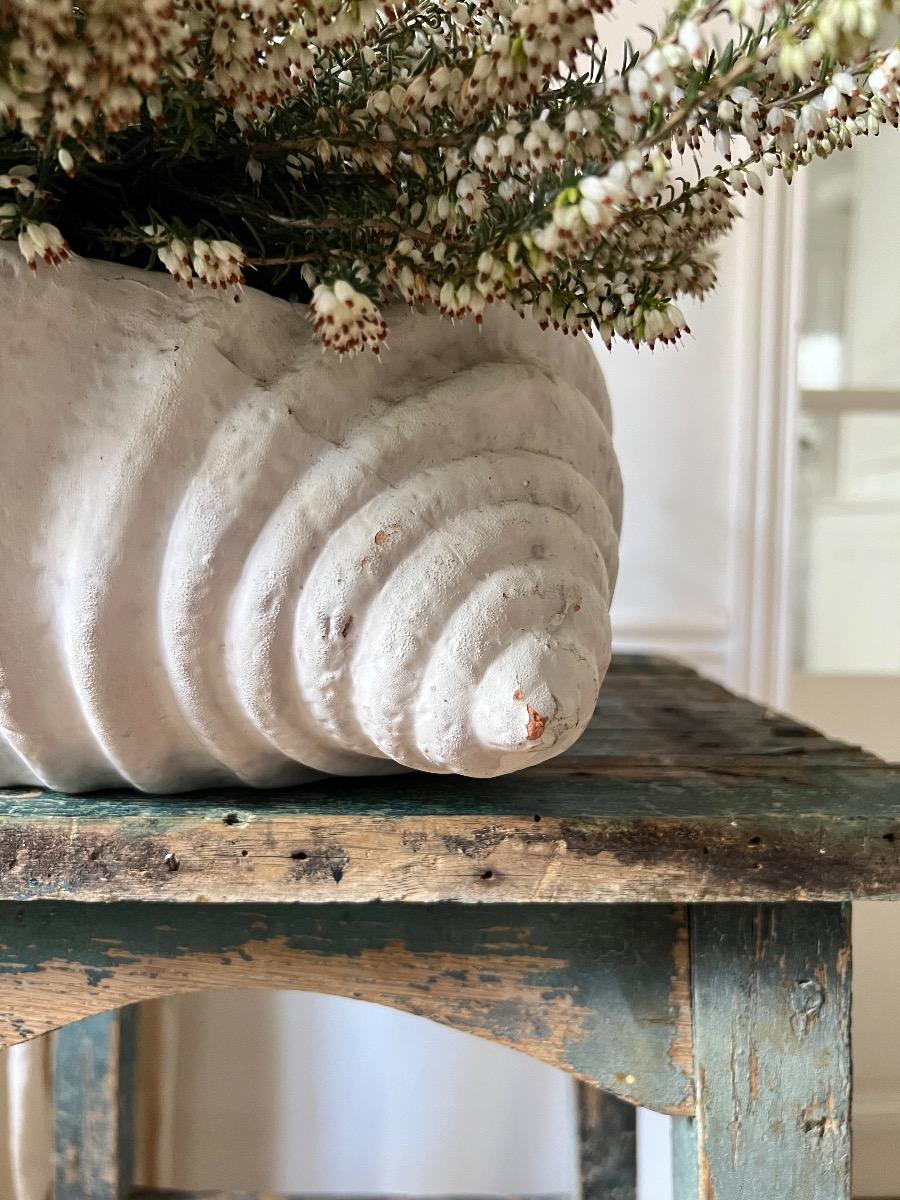 Cache-pot coquillage terre cuite peinte 1960