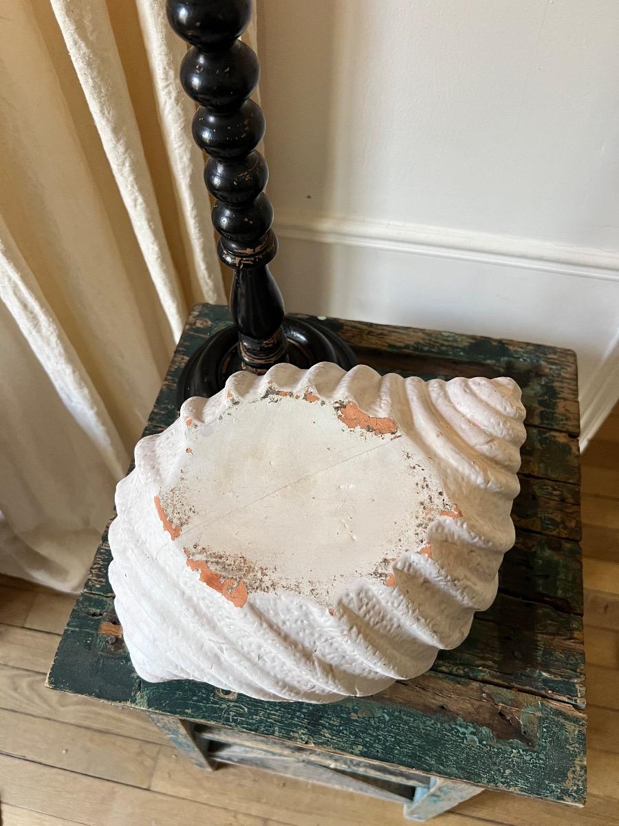 Cache-pot coquillage terre cuite peinte 1960