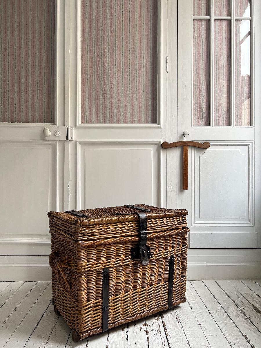 Coffre osier et métal 1880