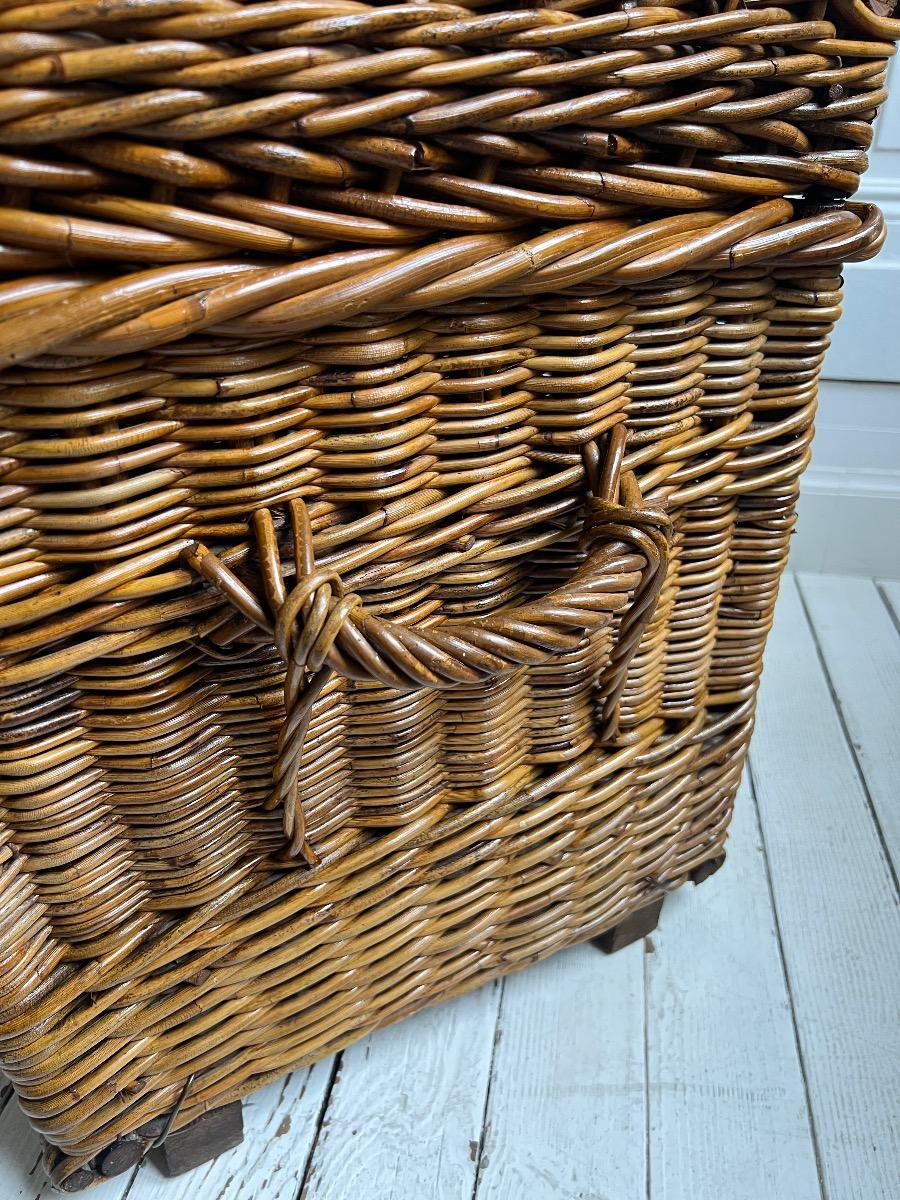 Coffre osier et métal 1880