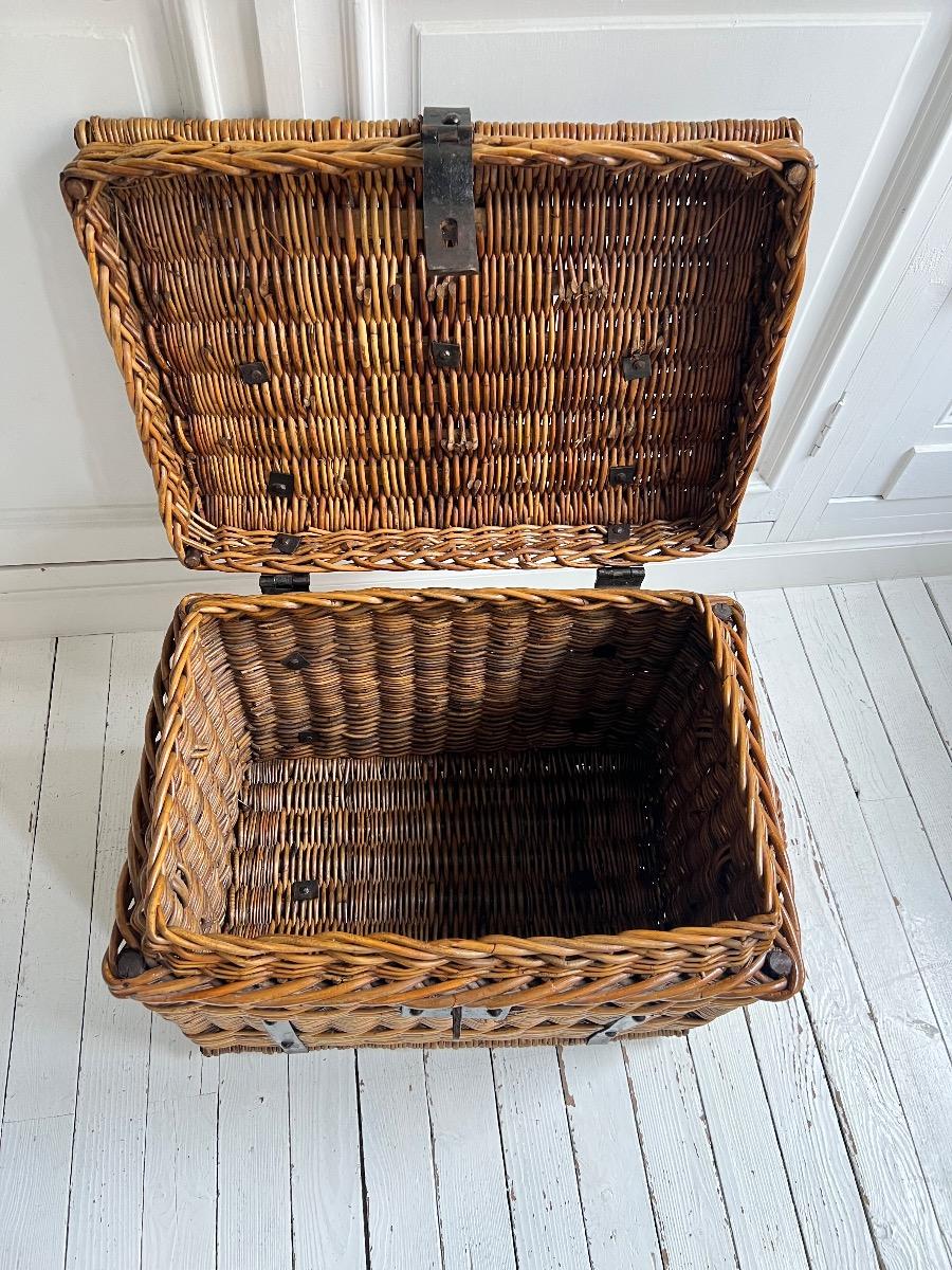 Coffre osier et métal 1880