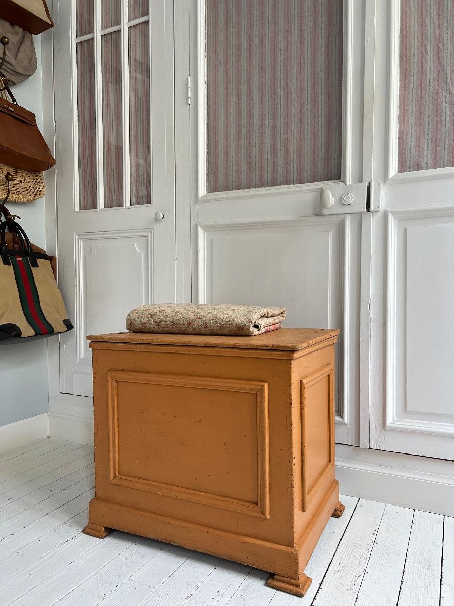 Coffre XIXème panneauté 