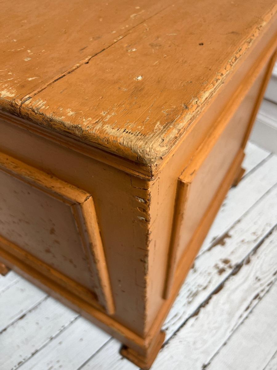 Coffre XIXème panneauté 