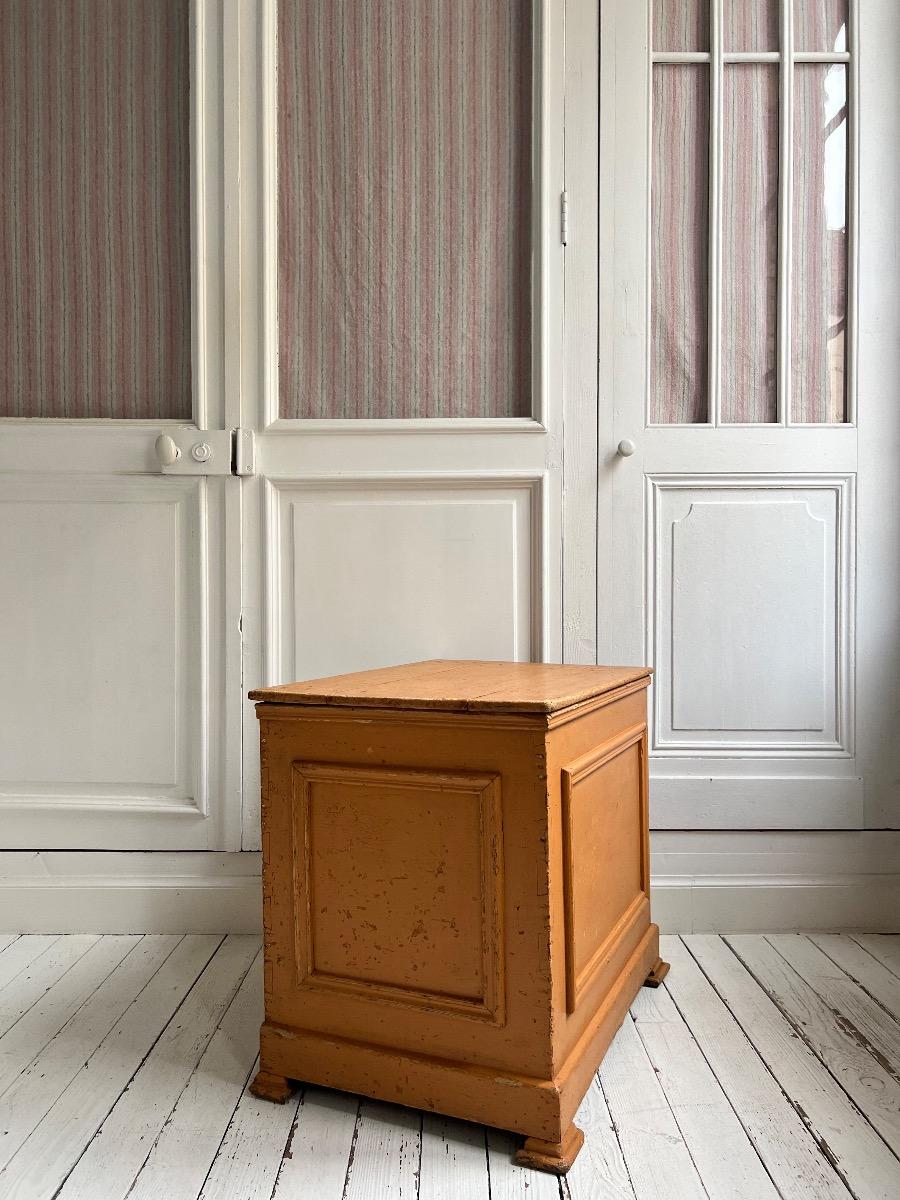 Coffre XIXème panneauté 