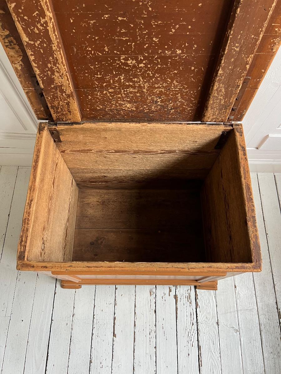 Coffre XIXème panneauté 