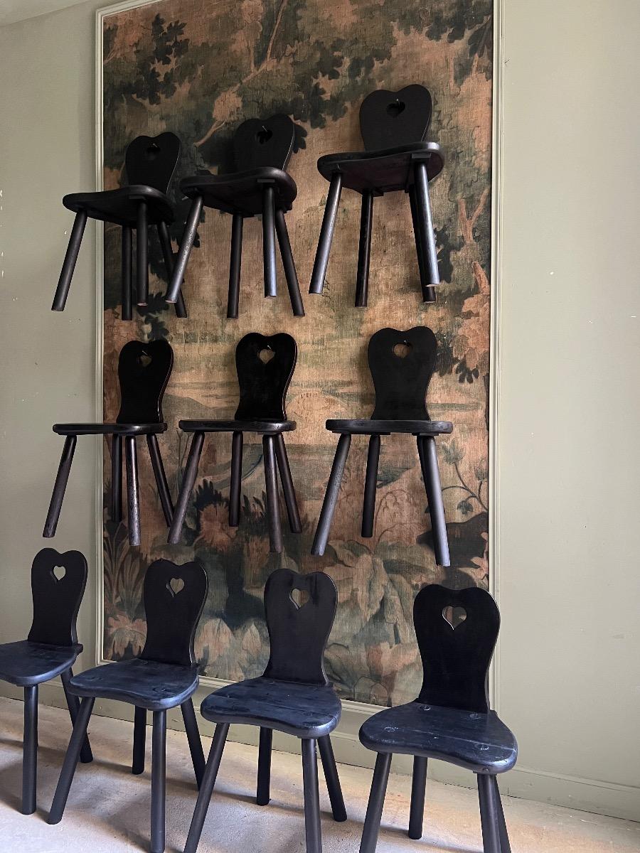 Suite de 10 chaises bois noirci 1960