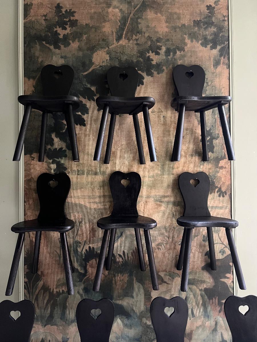 Suite de 10 chaises bois noirci 1960