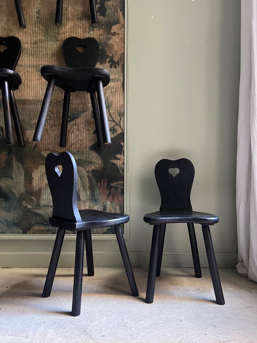 Suite de 10 chaises bois noirci 1960