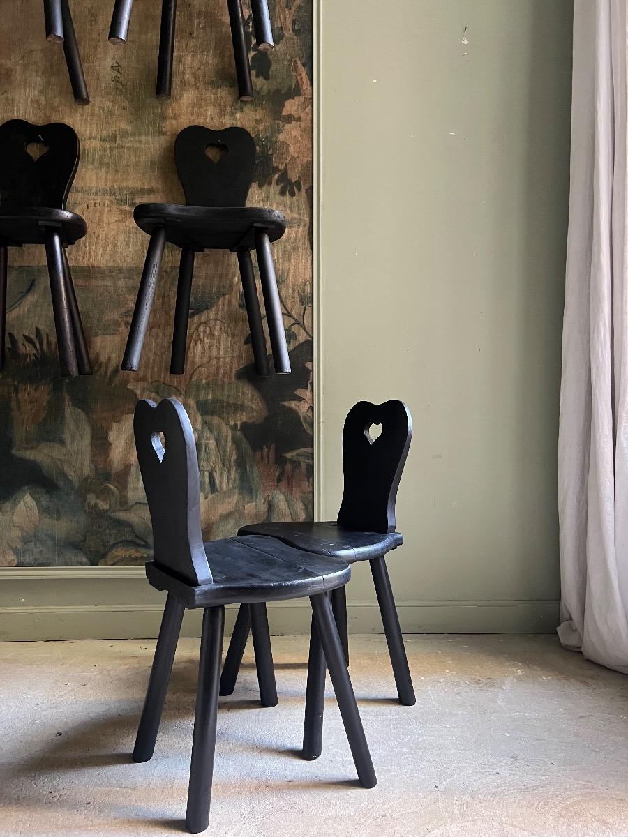 Suite de 10 chaises bois noirci 1960