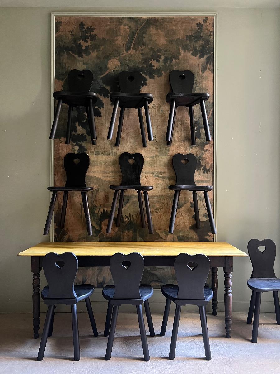 Suite de 10 chaises bois noirci 1960