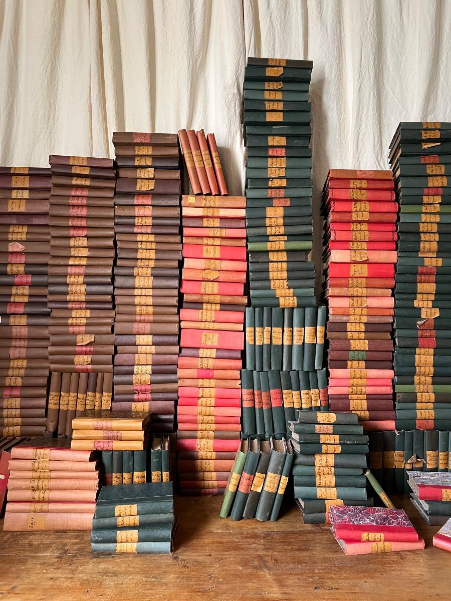 Ensemble de 290 livres reliés