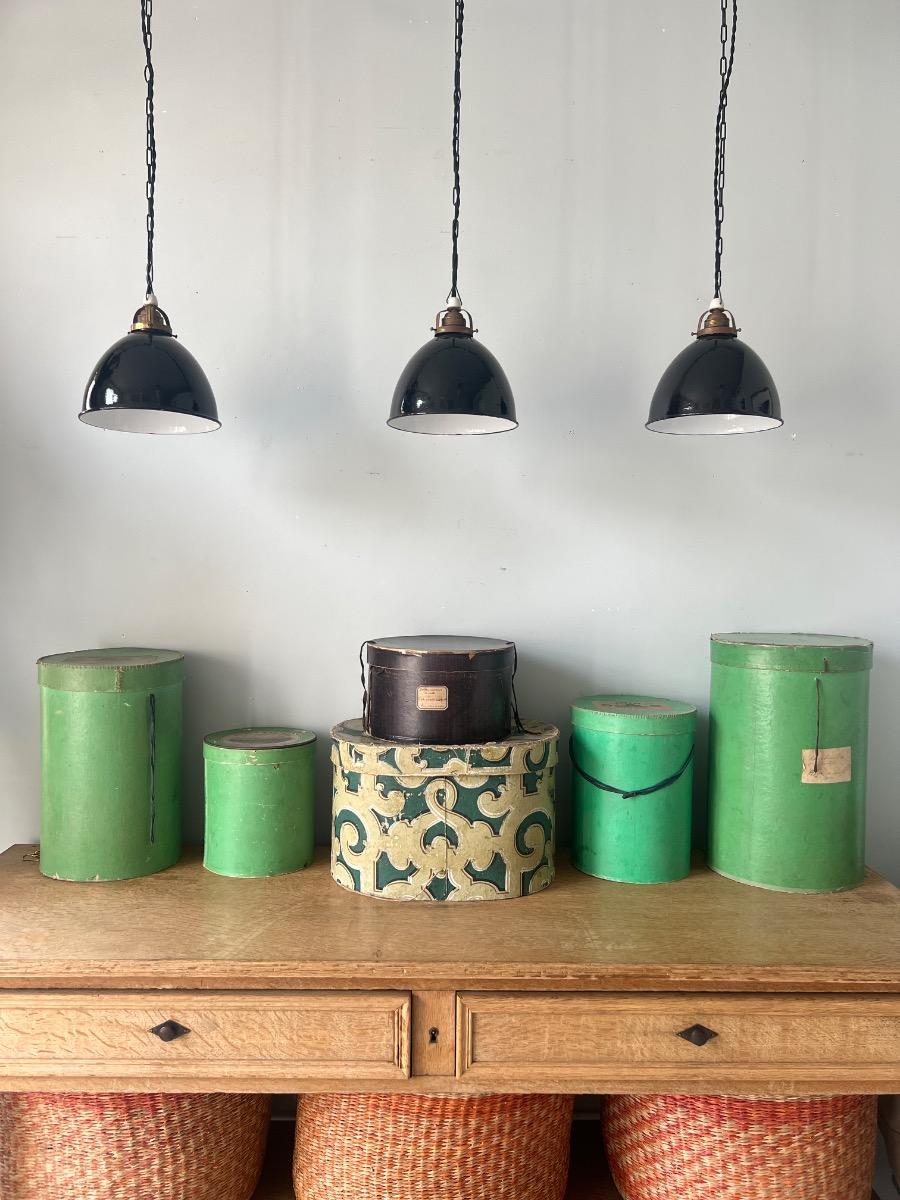 Suite de 3 suspensions tôle émaillée 1940