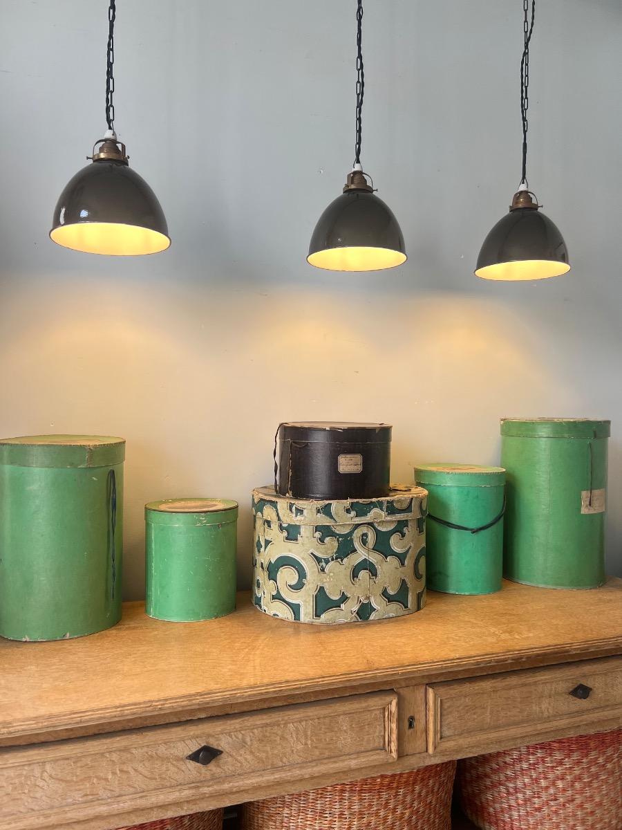 Suite de 3 suspensions tôle émaillée 1940