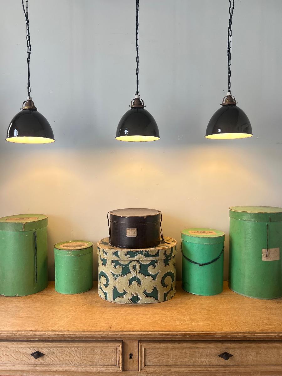 Suite de 3 suspensions tôle émaillée 1940