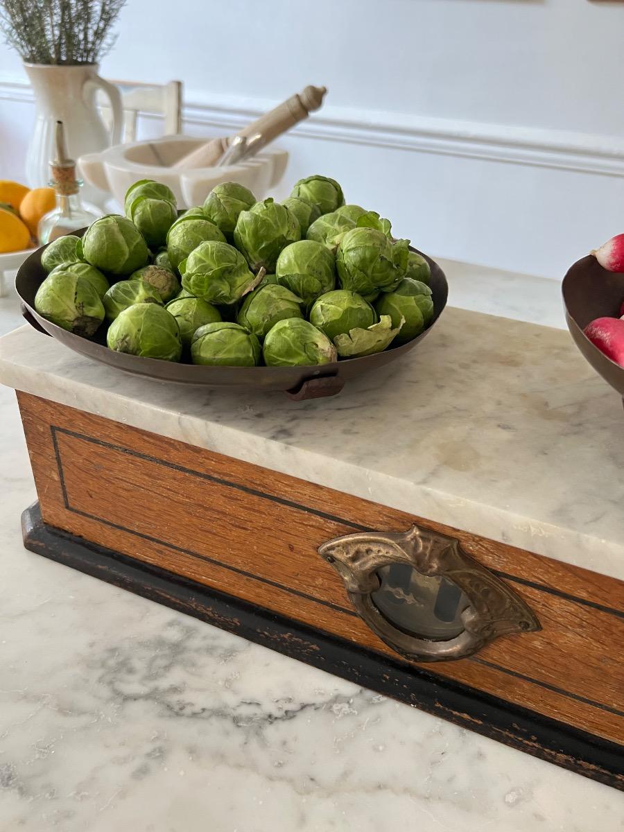 Balance XIXème chêne marbre cuivre