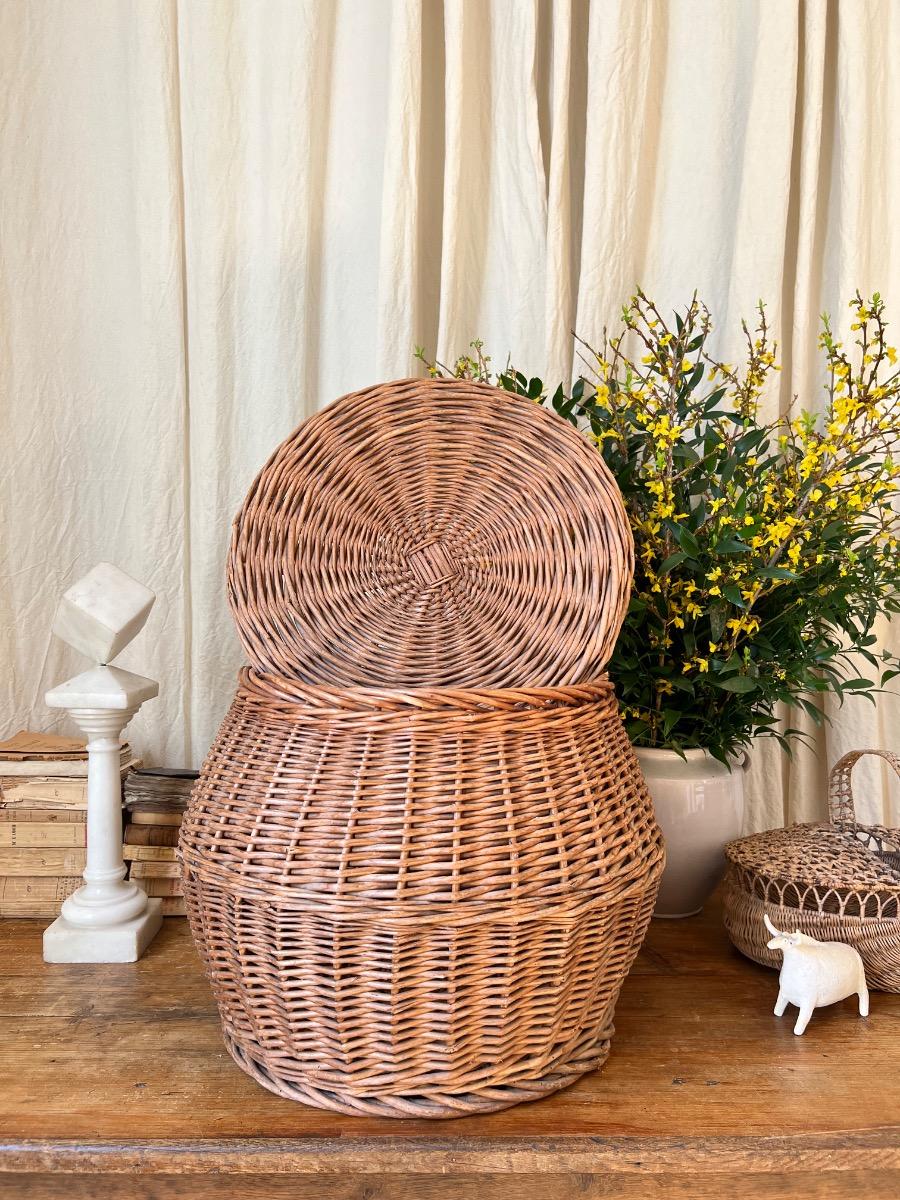 Large corbeille couverte osier 1960