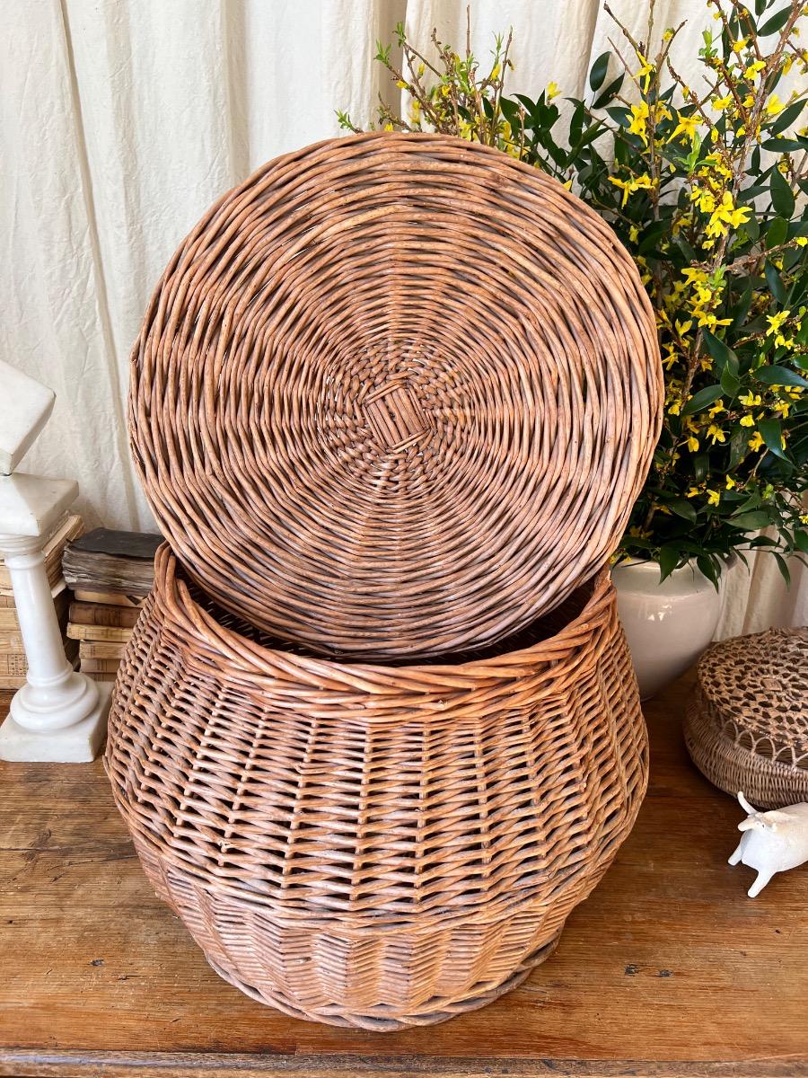 Large corbeille couverte osier 1960