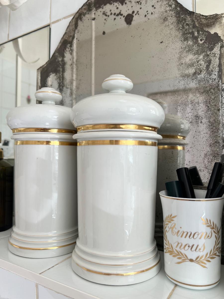 Paire de pots d’apothicaire porcelaine 1900