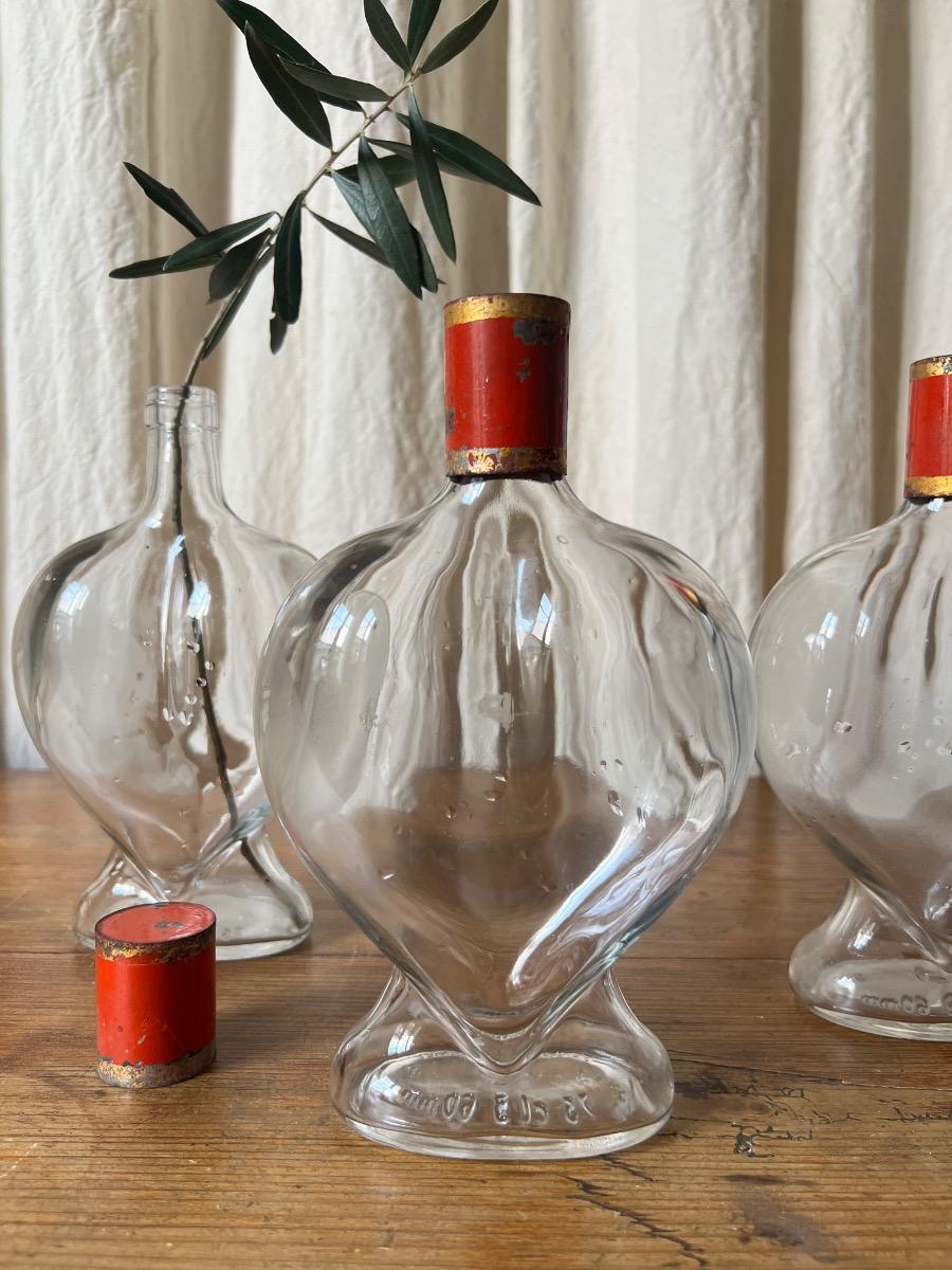 Suite de 3 flacons cœur 1950