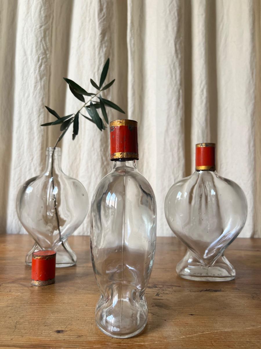 Suite de 3 flacons cœur 1950