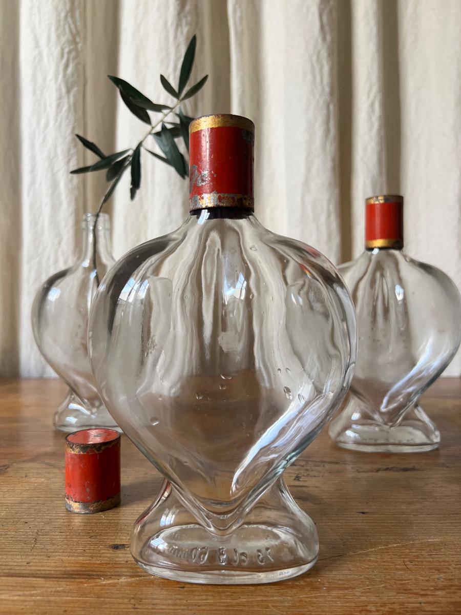 Suite de 3 flacons cœur 1950