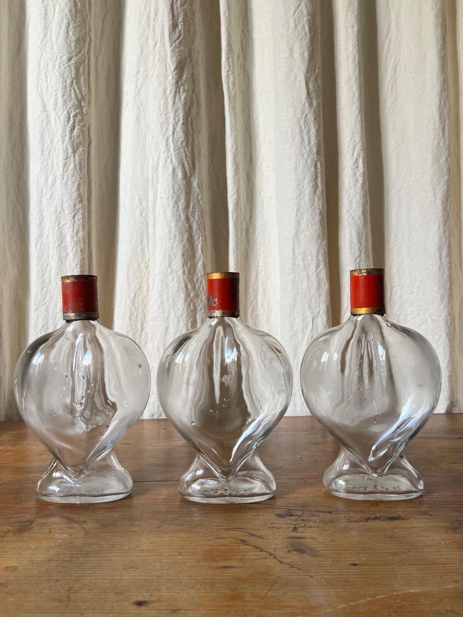 Suite de 3 flacons cœur 1950